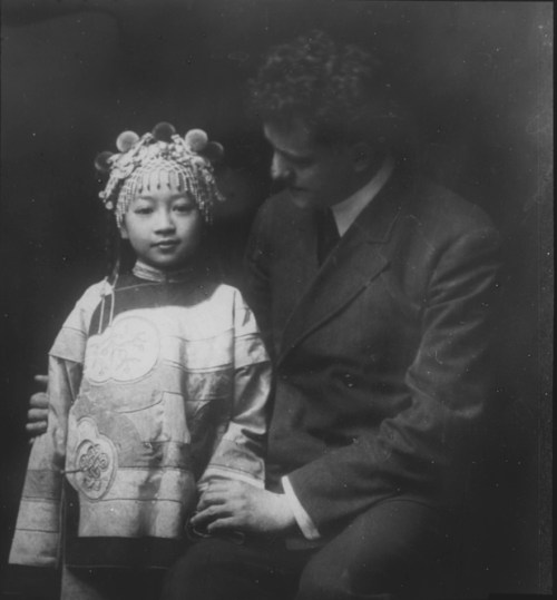 Friends, Chinatown, San Francisco by Arnold Genthe. taken between 1896 and 1906
